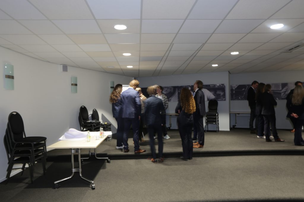 Eventfotografie: Groep mensen in een zaal tijdens een evenement. Zakelijke bijeenkomst. IS5A5245. Joep van Drunen Photography