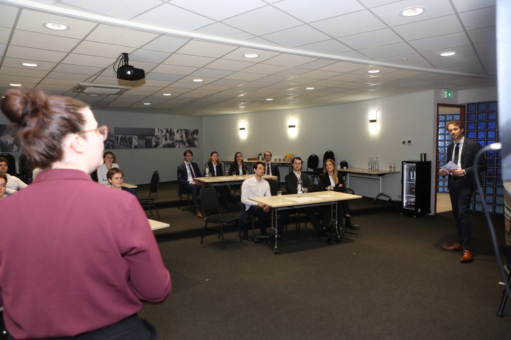 Eventfotografie: Spreker presenteert voor publiek tijdens evenement. IS5A5261.jpg, foto van Joep van Drunen Photography.