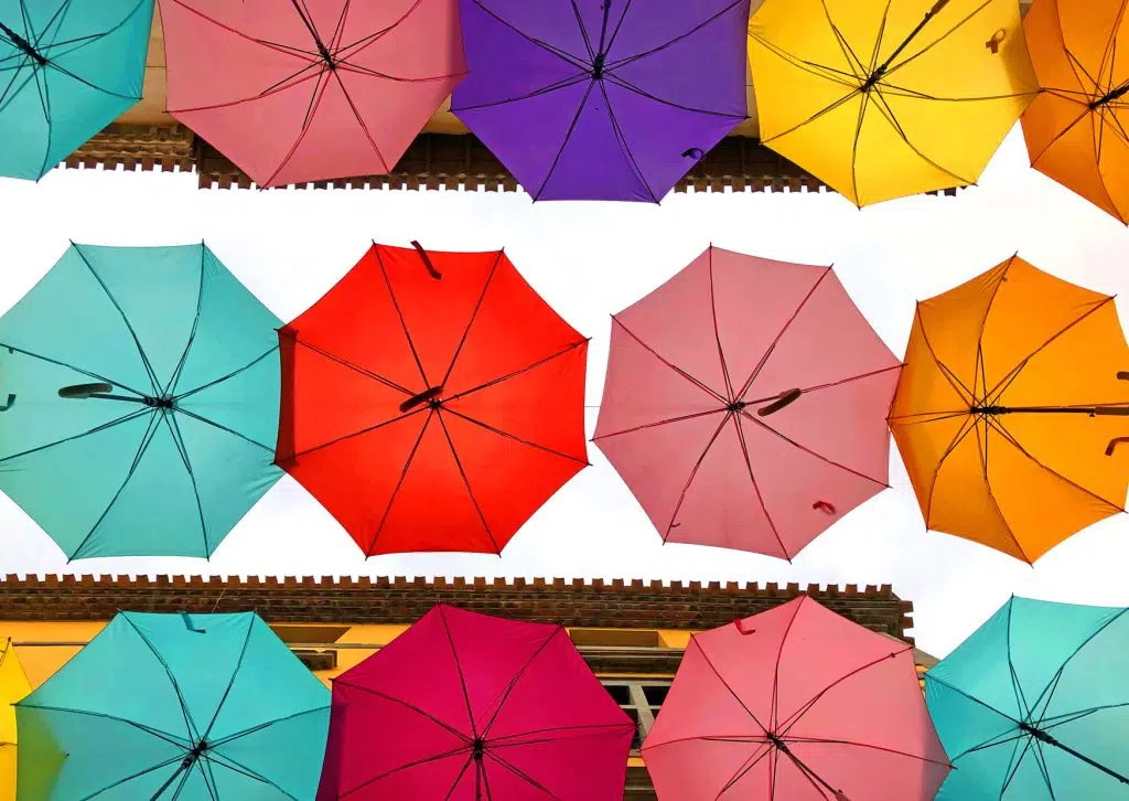 Vrije fotografie van kleurrijke paraplu's in Carcassonne, Frankrijk. Decoratieve briefkaart. Joep van Drunen Photography