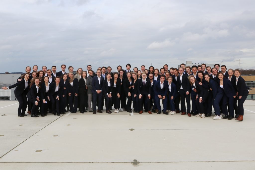 Eventfotografie van een groep mensen buiten in pakken, groepsfoto op een dak. Joep van Drunen Photography