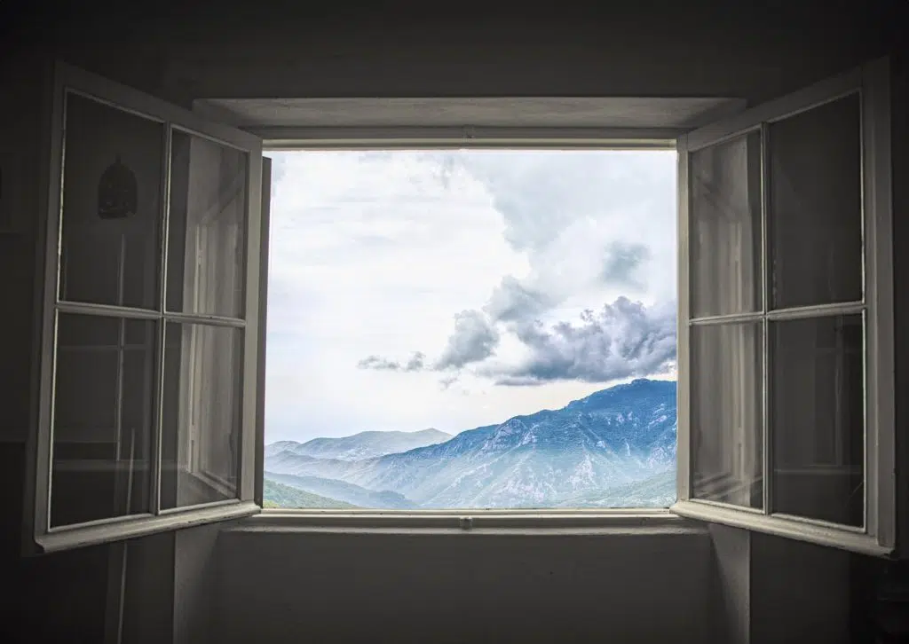 Vrije fotografie: Open raam met uitzicht op bergen en bewolkte hemel. Windows foto van Joep van Drunen Photography.