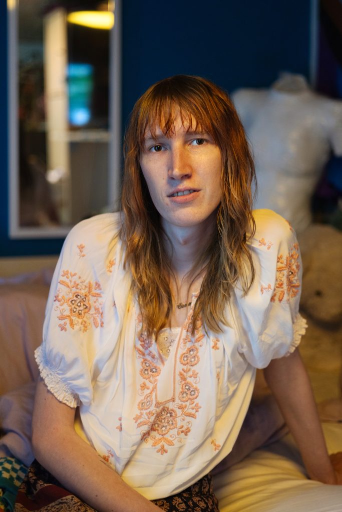 Portretfotografie van een jonge vrouw met lang haar en een gebloemde blouse. Joep van Drunen Photography