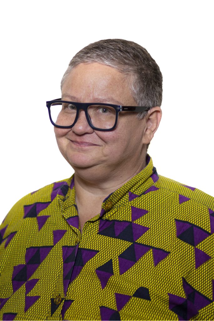 Portretfotografie van ALF met bril en kleurrijk shirt. Studio portret. Joep van Drunen Photography