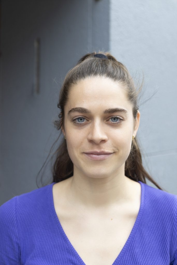 Close-up portretfotografie van Tessel, met blauwe ogen en paarse top. Professionele portretfoto. Joep van Drunen Photography