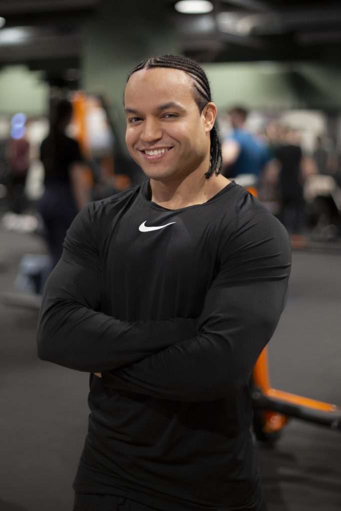 Abdel in lichte Nike zaal.