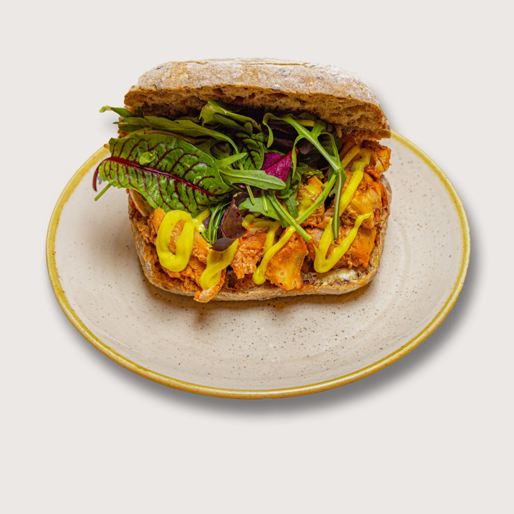 Productfotografie: Broodje met kip, sla en saus op een bord. Heerlijke lunch of snack. Joep van Drunen Photography