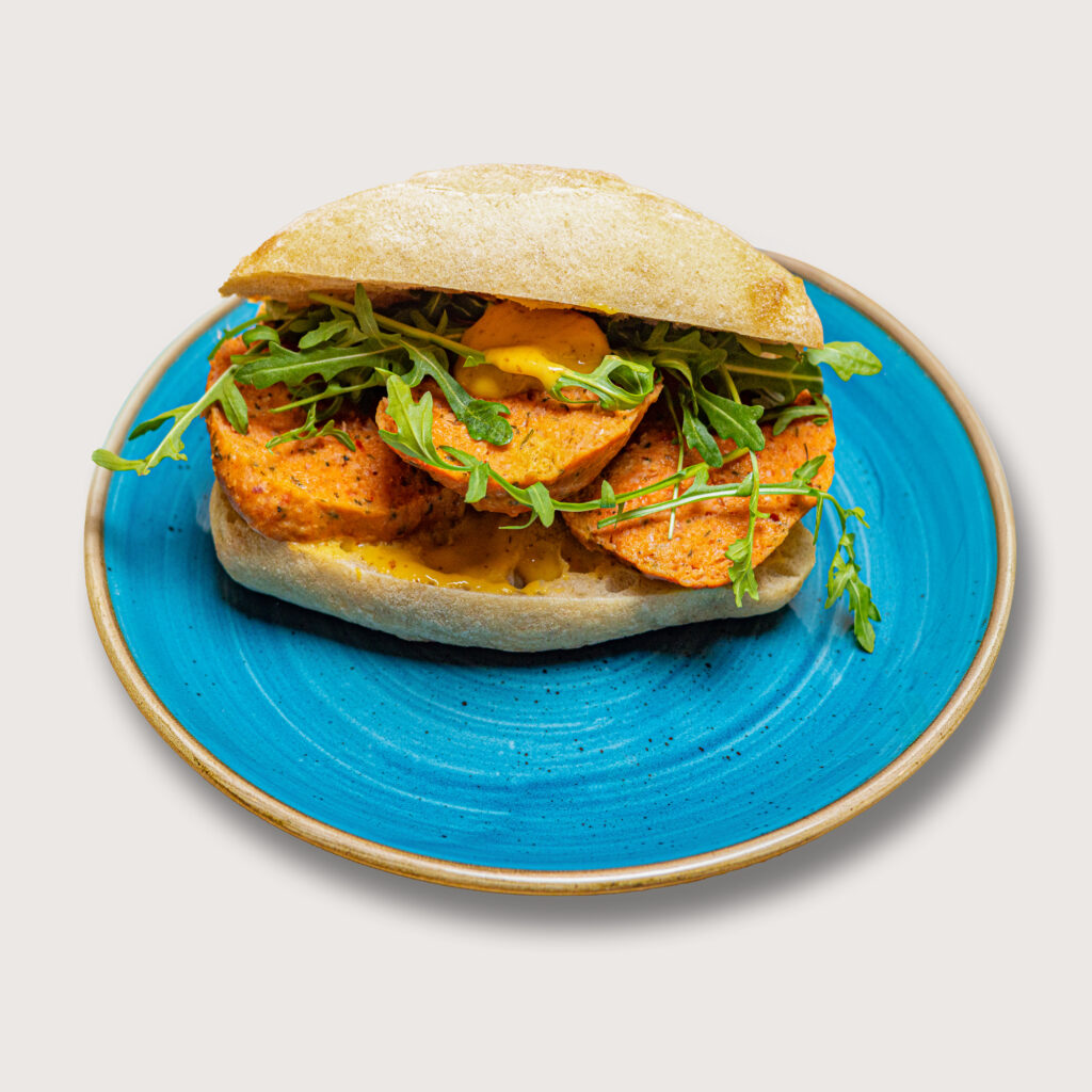 Productfotografie: Broodje met zoete aardappel en rucola op een blauw bord. Joep van Drunen Photography