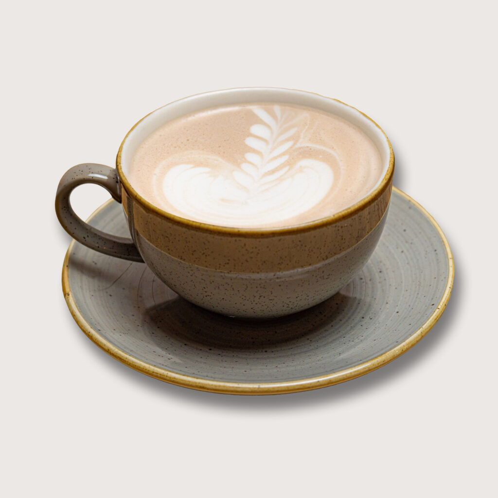 Productfotografie: Kop koffie met latte art in een grijze kop op een schotel. Warme drank. Joep van Drunen Photography