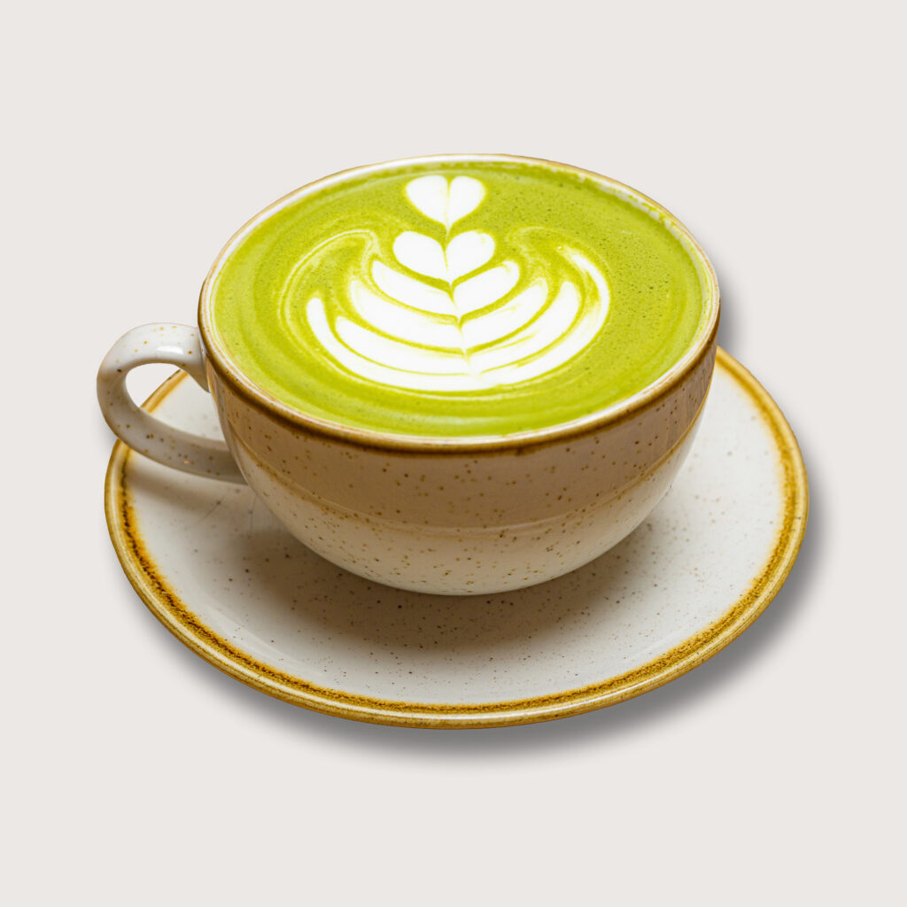 Productfotografie drank: kopje matcha latte met latte art op een schotel. Joep van Drunen Photography
