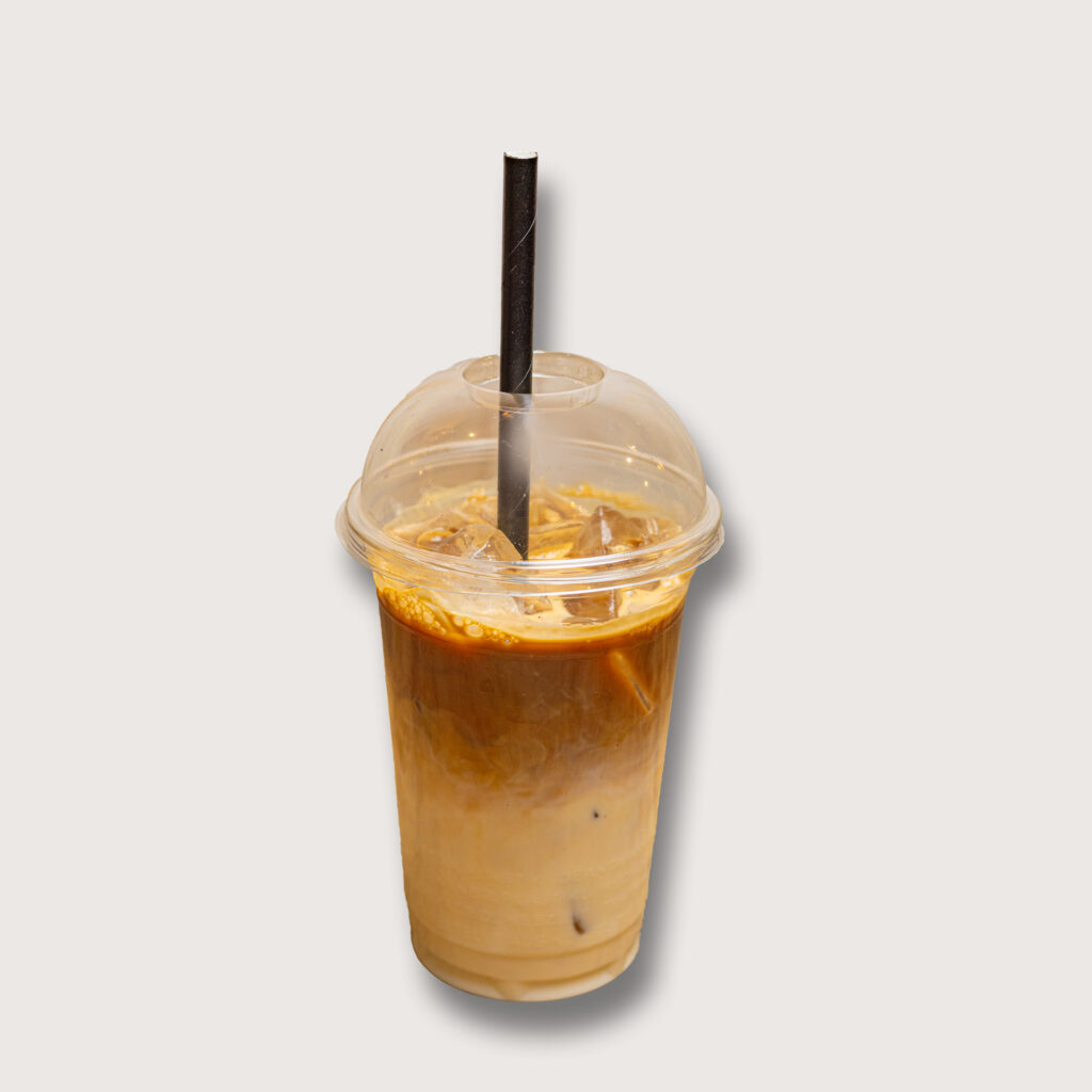 Productfotografie: Iced latte in plastic beker met rietje. Koude drank met ijsblokjes. Dranken_03-kopie. Joep van Drunen Photography