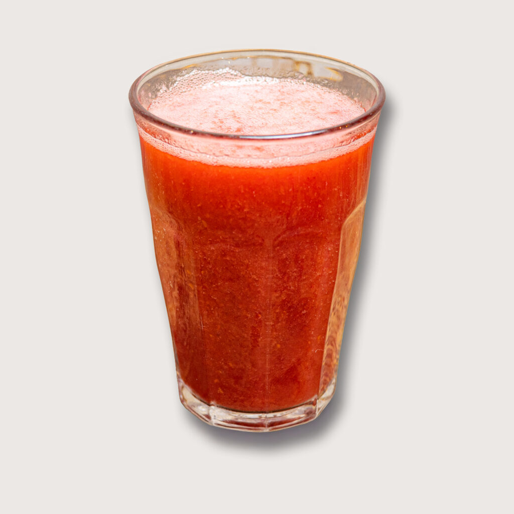 Productfotografie: Glas met rode drank. Foto van een vers sapje, ideaal voor productfotografie en drankenfotografie. Joep van Drunen Photography