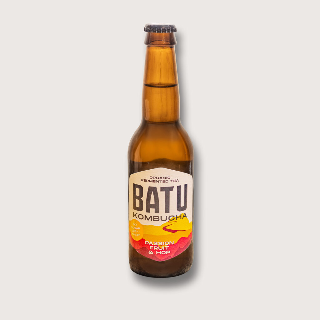 Productfotografie van Batu Kombucha drankfles. Passievrucht & Hop smaak. Studiofoto van drank. Joep van Drunen Photography