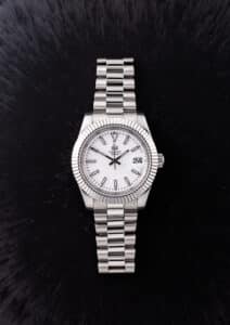 Productfotografie: Zilveren Timery horloge met witte wijzerplaat en datumaanduiding op een zwarte achtergrond. Joep van Drunen Photography