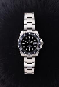 Productfotografie: Zilveren horloge met zwarte wijzerplaat en datumaanduiding, JVD_9326, close-up op zwarte achtergrond. Joep van Drunen Photography