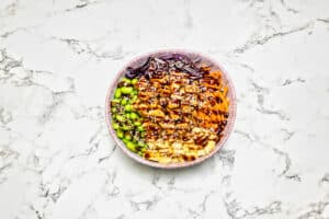 Productfotografie: kleurrijke bowl met edamame, wortel, kool en tofu, gefotografeerd door Joep van Drunen Photography.