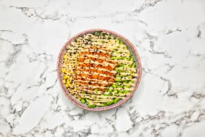 Productfotografie: Poke bowl met zalm, avocado, mais en edamame op marmeren achtergrond. Joep van Drunen Photography