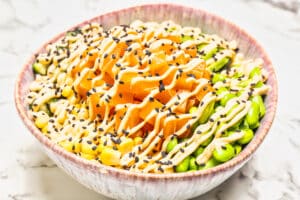 Productfotografie: kleurrijke poké bowl met zalm, avocado, mais en sesamzaadjes, gefotografeerd door Joep van Drunen Photography.