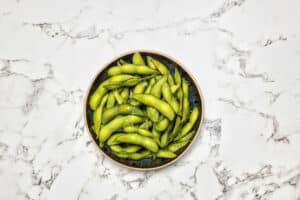 Productfotografie: Verse edamame boontjes op een bord, gefotografeerd door Joep van Drunen Photography.