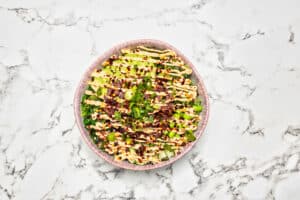 Productfotografie: Poké bowl met tonijn, avocado, zeewier, edamame en pittige mayonaise op marmeren achtergrond. Joep van Drunen Photography