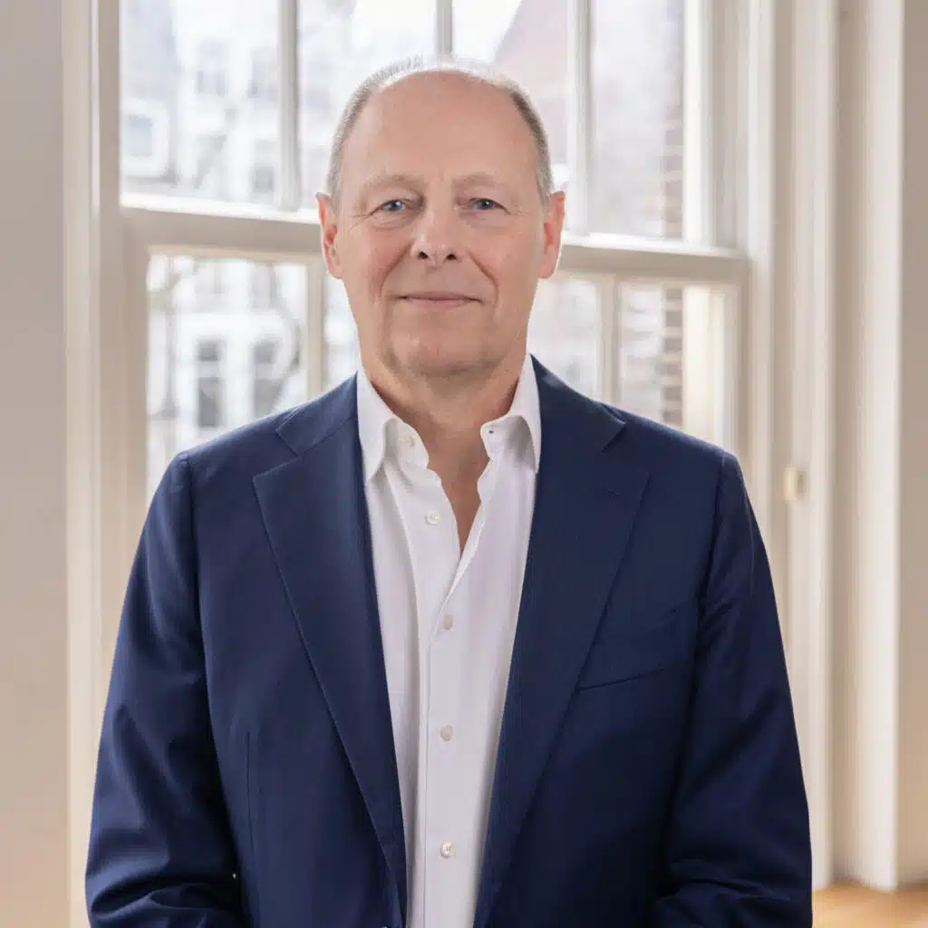 Bedrijfsportret van man in blauw pak voor raam. Professionele profielfoto. Joep van Drunen Photography