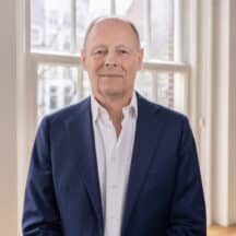 Bedrijfsportret van man in blauw pak voor raam. Professionele profielfoto. Joep van Drunen Photography