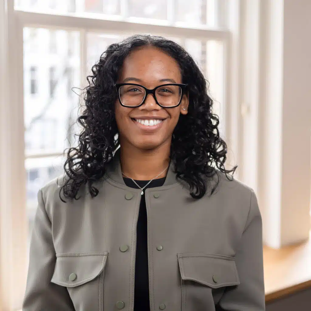 Zakelijke bedrijfsportretten van een lachende vrouw met bril. Foto Joep van Drunen Photography.