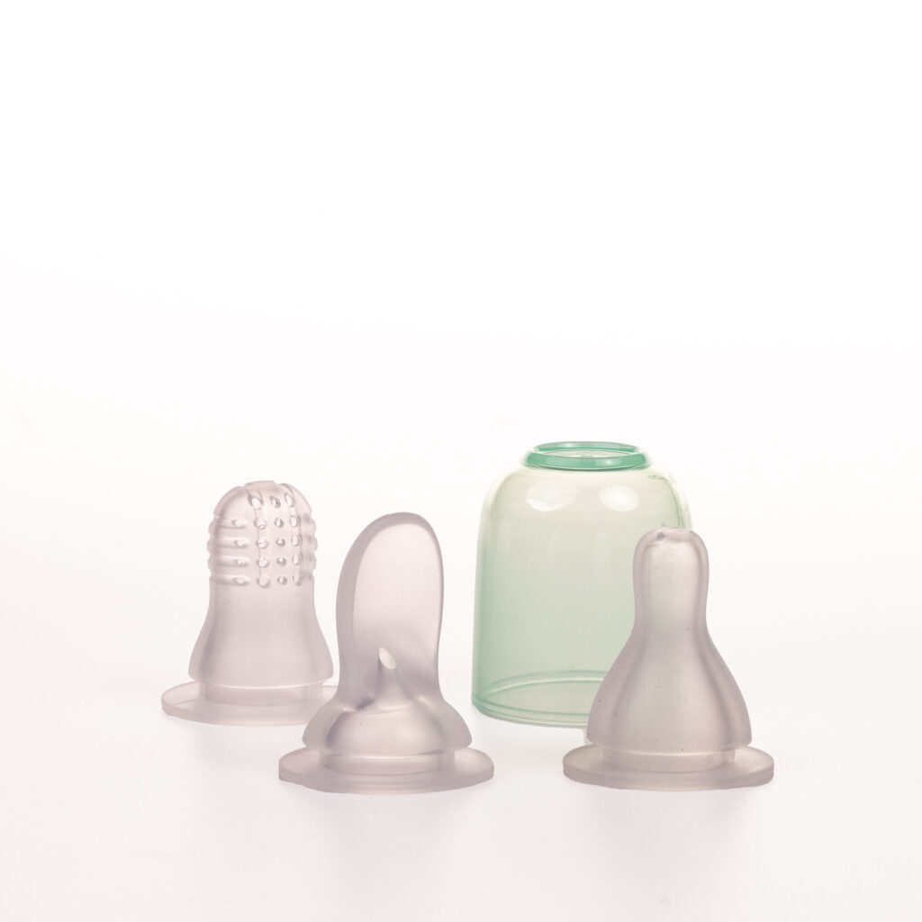 Productfotografie van LEAFFIFY babyfles spenen en een dop op een witte achtergrond. Joep van Drunen Photography