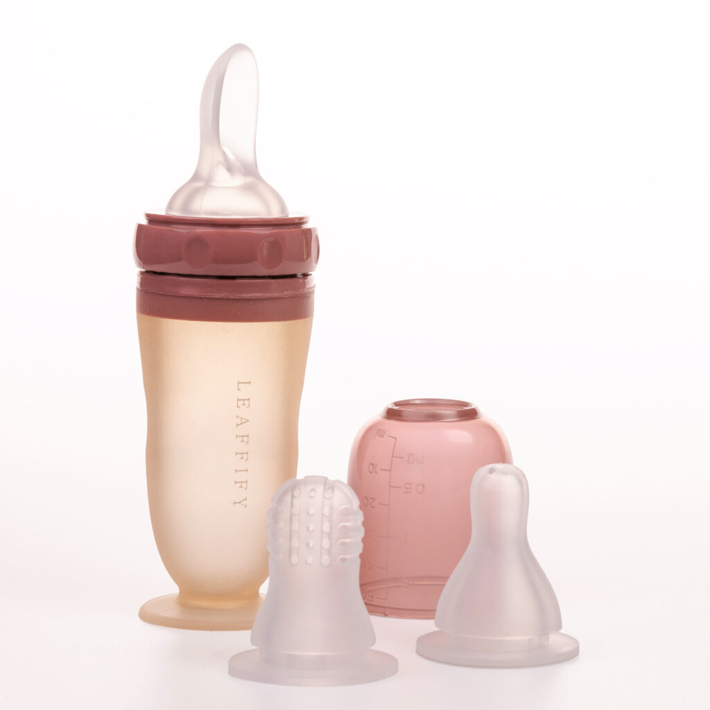 Productfotografie van LEAFFIFY fles met spenen. Close-up van babyfles en accessoires. Joep van Drunen Photography