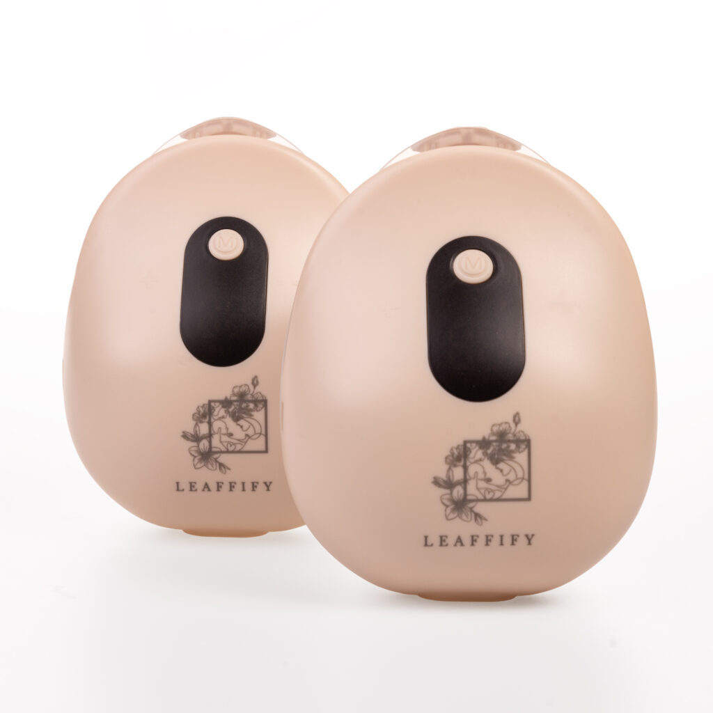 Productfotografie LEAFFIFY: Twee LEAFFIFY draagbare borstkolven, close-up. Stille, handsfree kolven voor moedermelk. Joep van Drunen Photography
