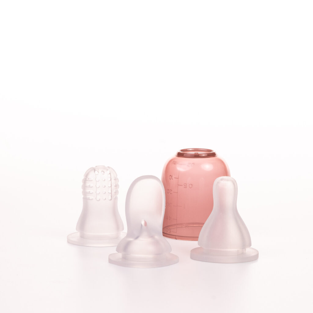 Productfotografie LEAFFIFY: spenen en roze fles voor babyvoeding, stilleven. Joep van Drunen Photography