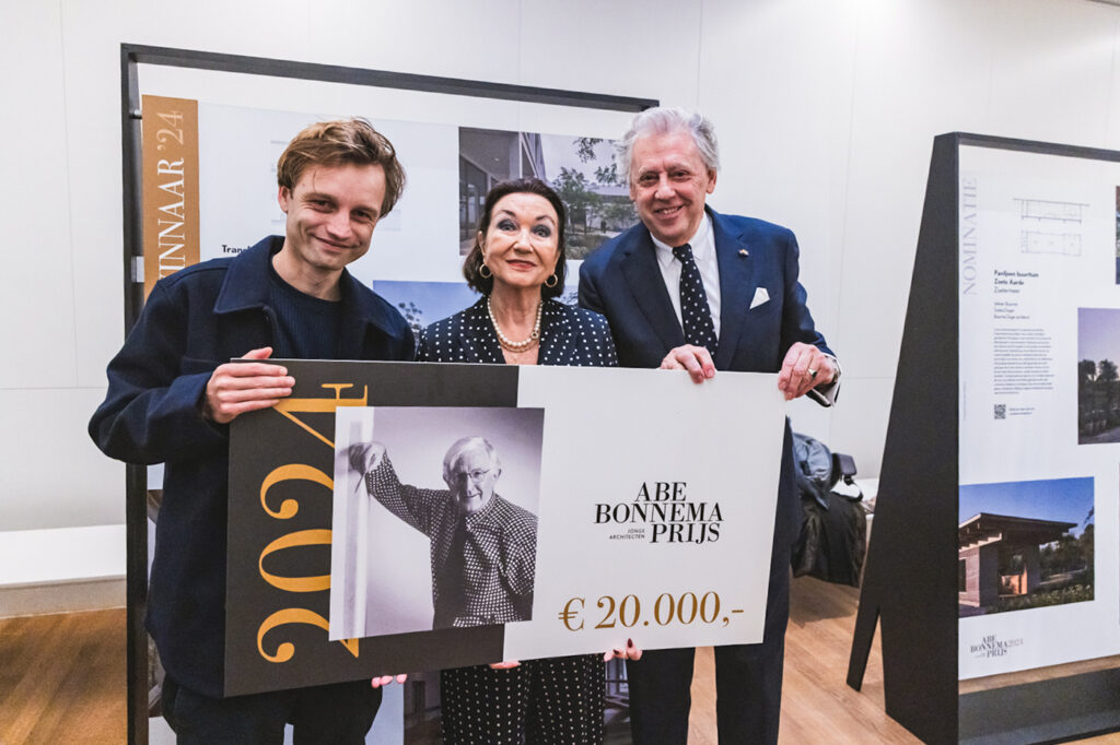 Reportage: Groep mensen met Abe Bonnema Prijs bord, architectuurprijs van €20.000. Winnaar 2024. Joep van Drunen Photography