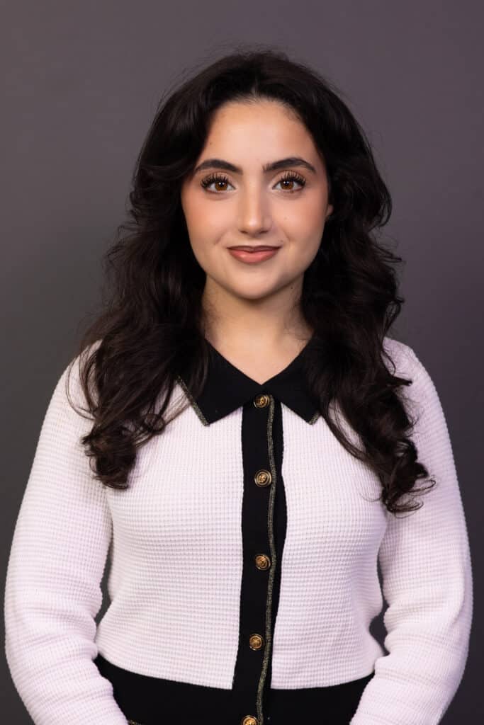 Zakelijk portret van een jonge vrouw. Professionele fotoshoot voor bedrijfsportretten.