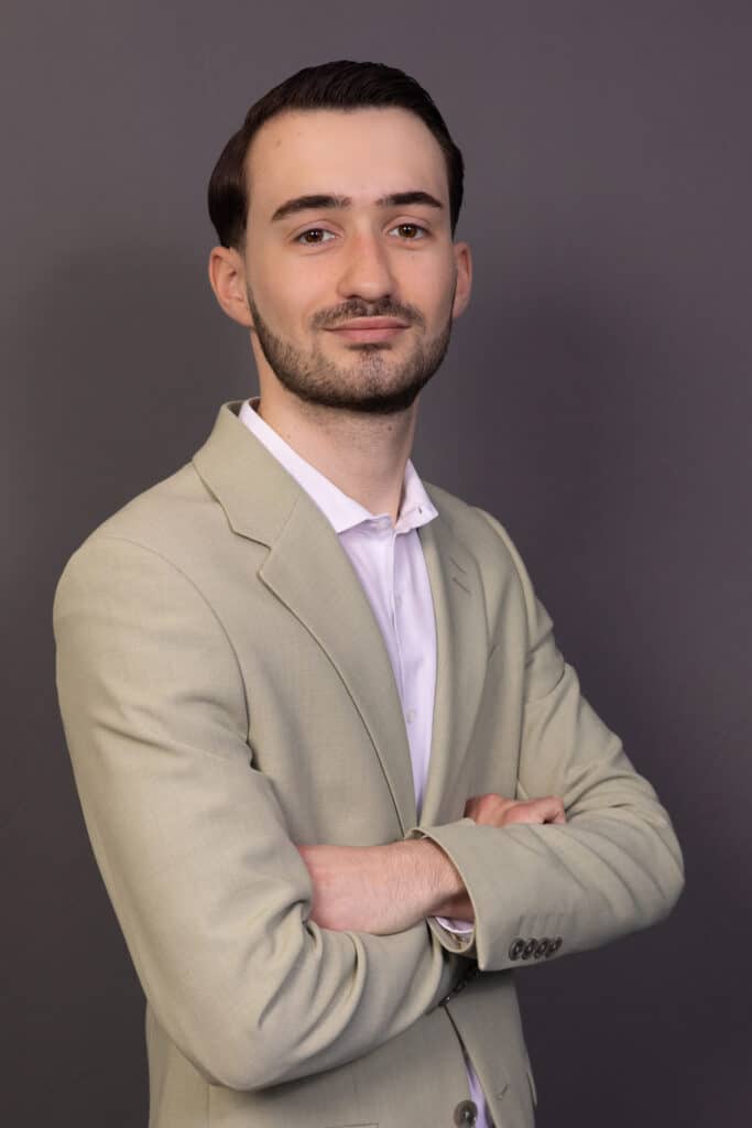 Zakelijk portret van man in pak. Professionele bedrijfsportretten.