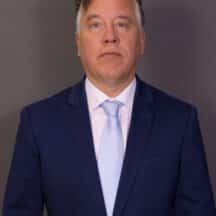 Bedrijfsportret van man in blauw pak. Zakelijk portret voor professioneel gebruik.