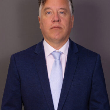 Bedrijfsportret van man in blauw pak. Zakelijk portret voor professioneel gebruik.