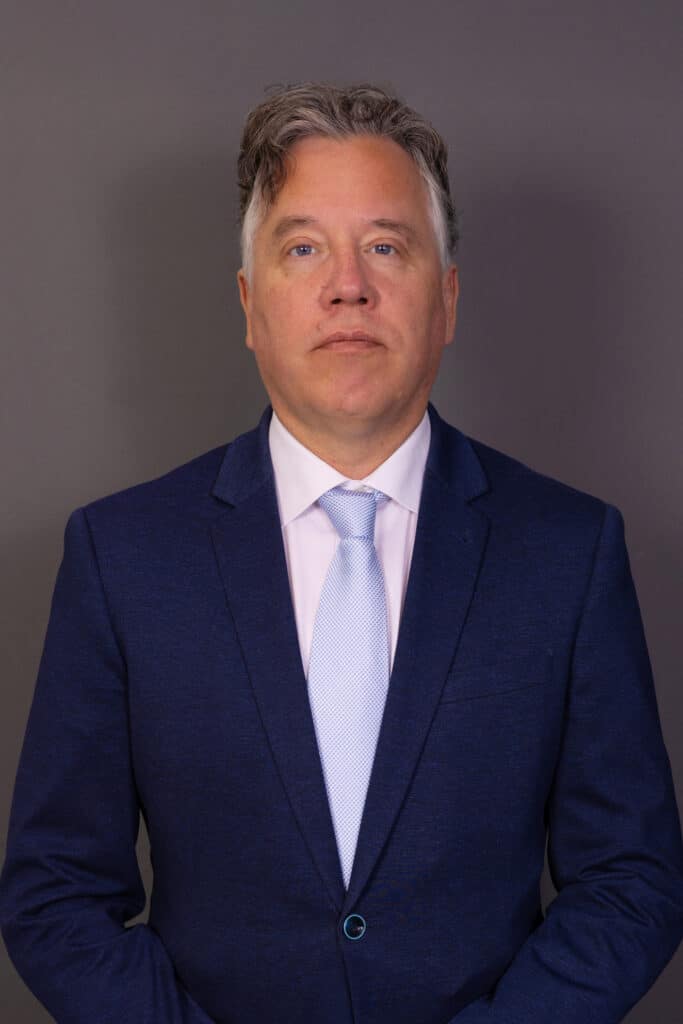 Bedrijfsportret van man in blauw pak. Zakelijk portret voor professioneel gebruik.