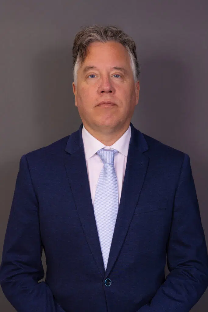 Bedrijfsportret van man in blauw pak. Zakelijk portret voor professioneel gebruik.