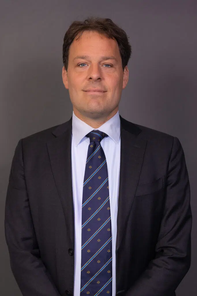 Bedrijfsportret van Hein. Zakelijke foto van een man in pak met stropdas. Professionele uitstraling.