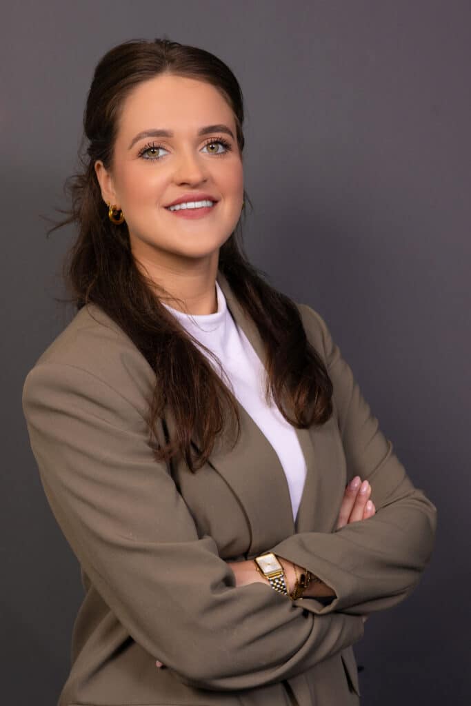 Zakelijk portret van een jonge vrouw. Professionele bedrijfsfoto.