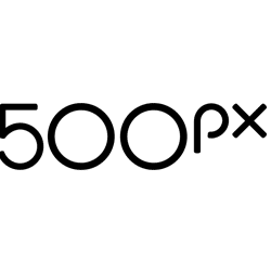 500px logo. Zwart 500px logo op een blauwgrijze achtergrond. Het 500px logo is een bekend symbool voor fotografen en foto liefhebbers.