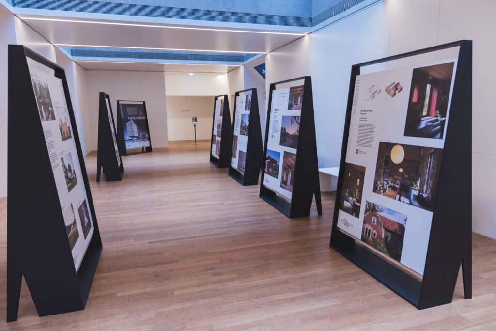 Tentoonstelling Abe Bonnema Prijs met foto's van genomineerde architectuurprojecten, JVD_8617. Overzicht van de expositie. Joep van Drunen Photography