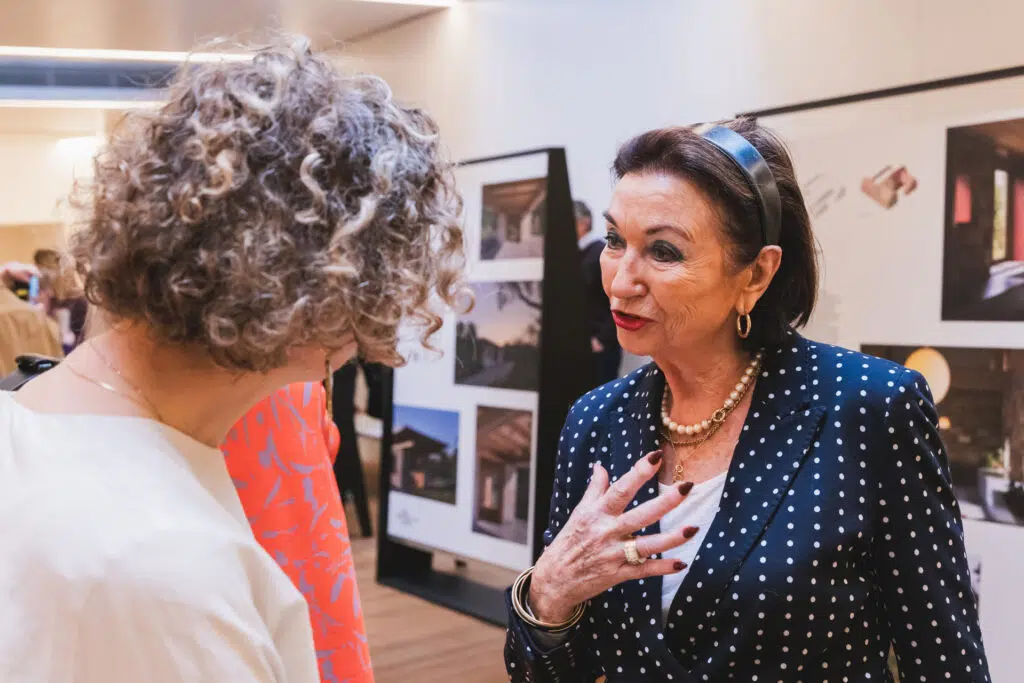 Vrouw van. Abe Bonnema Prijs uitreiking, JVD_8697. Architectuur prijzen evenement met publiek. Joep van Drunen Photography