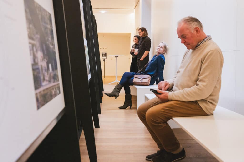 Bezoekers bij een Abe Bonnema Prijs tentoonstelling, kijkend naar foto's. JVD_8703, interieur. Joep van Drunen Photography