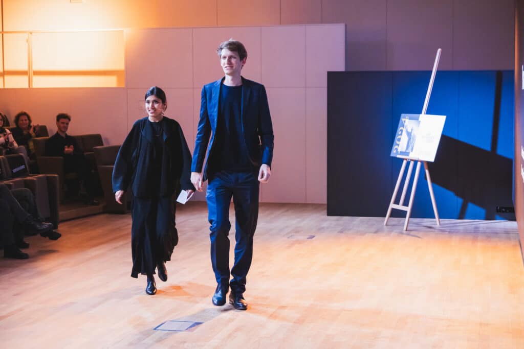 Abe Bonnema Prijs: Twee personen lopen over het podium tijdens de JVD_9043 prijsuitreiking. Joep van Drunen Photography