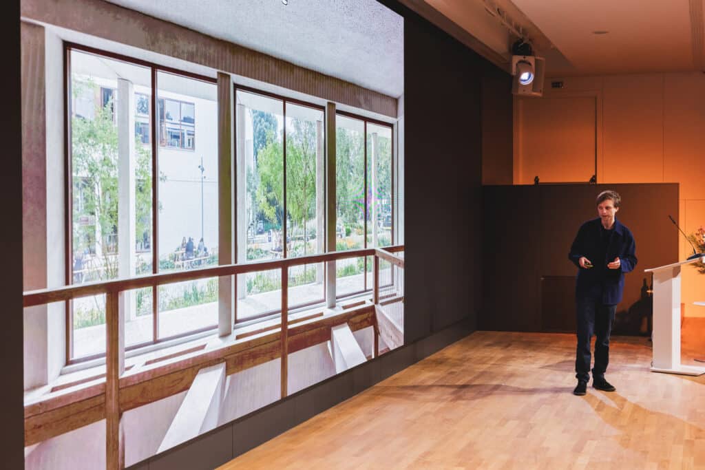 Abe Bonnema Prijs presentatie met spreker en projectie van gebouw JVD_9088. Architectuurprijs uitreiking. Joep van Drunen Photography