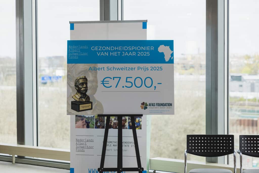Albert Schweitzer Prijs 2025 aankondiging met bronzen beeld en €7.500,- prijs, eventfotografie. Joep van Drunen Photography