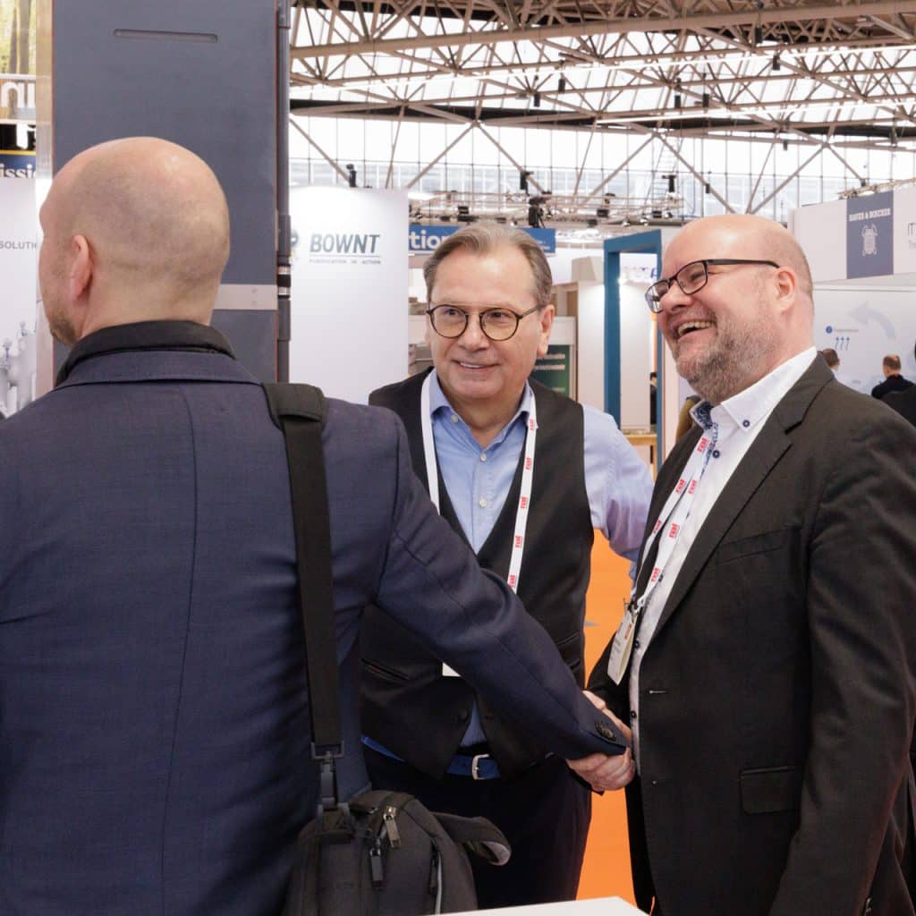 Eventfotografie Provada: Bezoekers in gesprek op de Groene Metropool beurs. Zakelijke sfeer, netwerkbijeenkomst. Joep van Drunen Photography