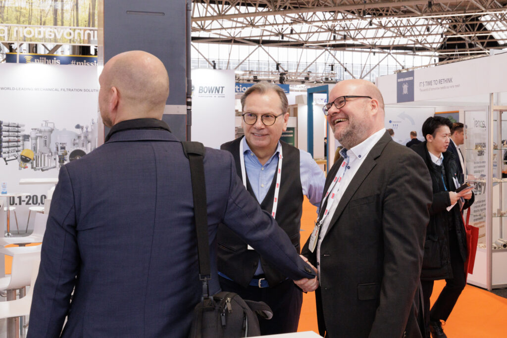 Eventfotografie Provada: Bezoekers in gesprek op de Groene Metropool beurs. Zakelijke sfeer, netwerkbijeenkomst. Joep van Drunen Photography