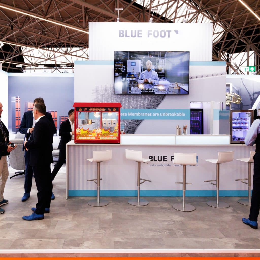 Eventfotografie Provada: Beursstand Blue Foot met mensen, bar, tv-scherm en popcornmachine. Groene Metropool. Joep van Drunen Photography