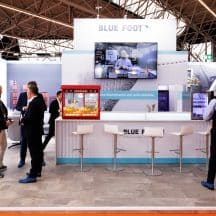 Eventfotografie Provada: Beursstand Blue Foot met mensen, bar, tv-scherm en popcornmachine. Groene Metropool. Joep van Drunen Photography